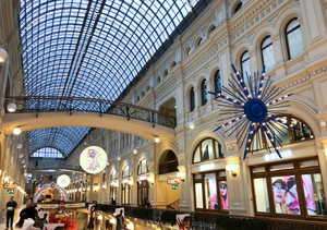 Любитель селфи сорвался со второго этажа ГУМа из-за слишком тяжёлого рюкзака