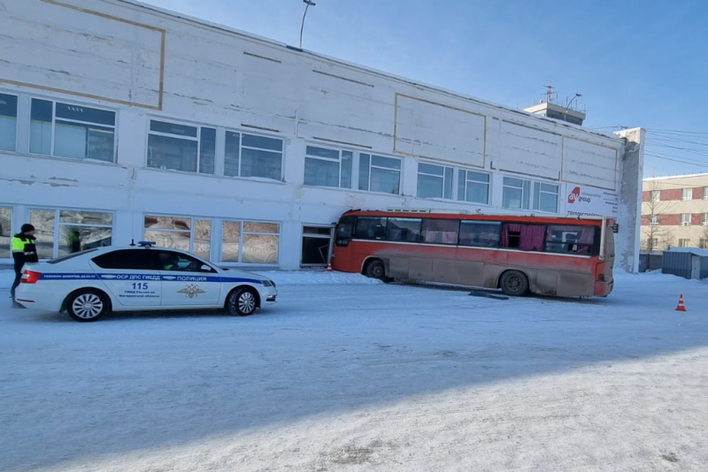 В Магадане рейсовый автобус въехал в здание аэропорта