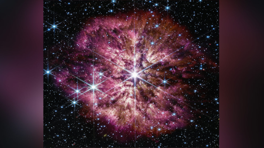 Звезда WR 124 в созвездии Стрельца. Фото ©  NASA