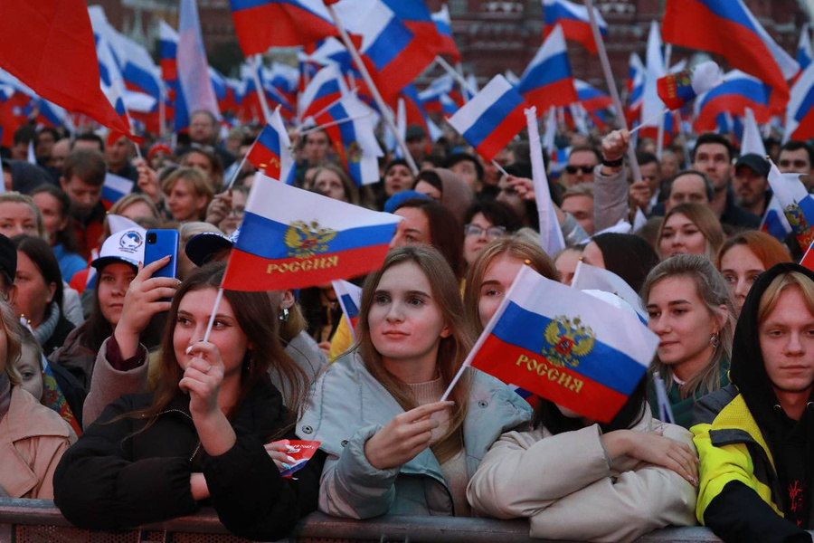 <p>62% опрошенных россиян стали больше гордиться страной за последний год. Обложка © LIFE / Павел Баранов</p>