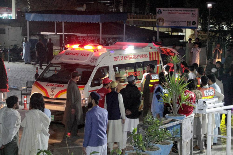 <p>Скорая помощь с пострадавшими у госпиталя в Пакистане. Обложка © ТАСС / AP / Naveed Ali</p>
