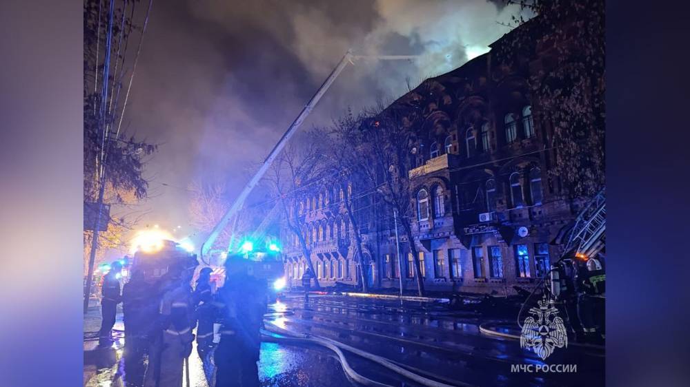 МЧС: Площадь пожара в доходном доме купца Челышева в Самаре выросла до 1400 квадратов
