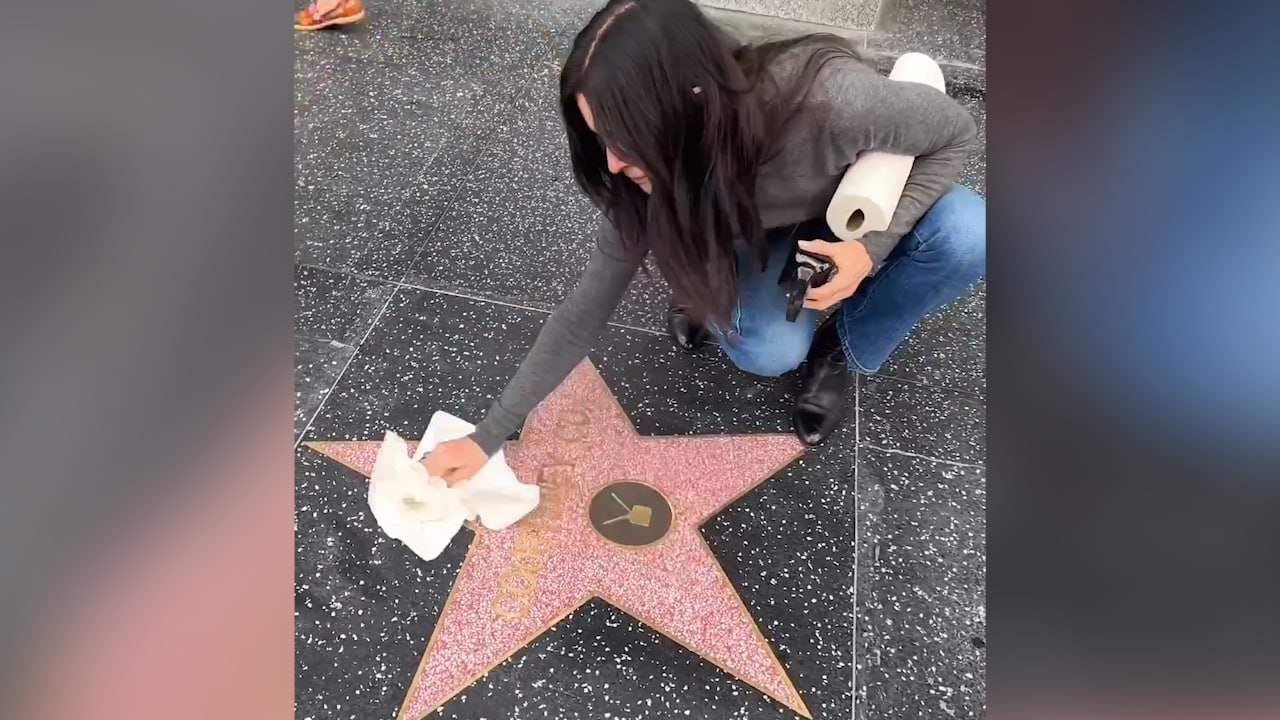 Актриса из "Друзей" Кортни Кокс помыла звёзды коллег на "Аллее славы" 