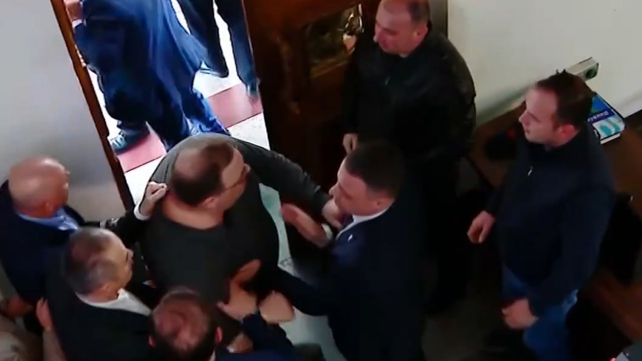 Грузинские депутаты устроили потасовку в здании парламента