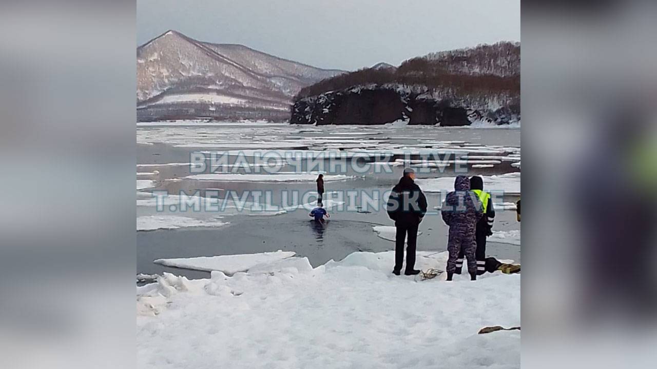 На Камчатке пожарный проплыл 40 метров в ледяной воде, чтобы спасти девочку с льдины