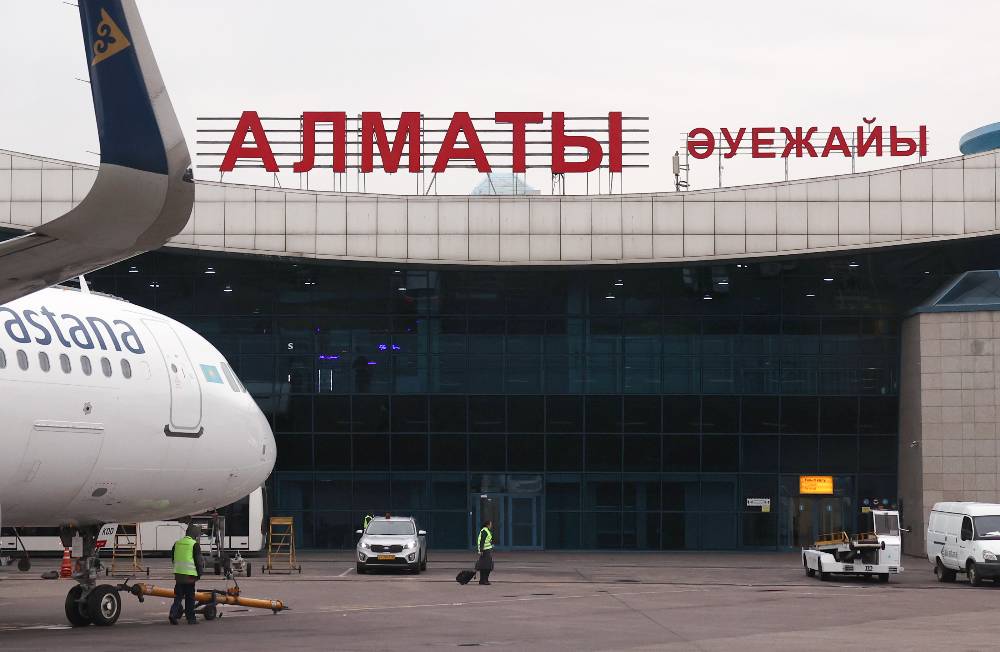 Двух пьяных россиян сняли с рейса в аэропорту Алма-Аты за оскорбление бортпроводников