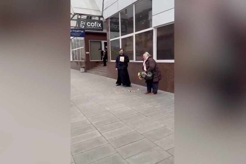 Мужчина в рясе и с иконой в руках избил ногами пенсионерку-цветочницу на Таганке