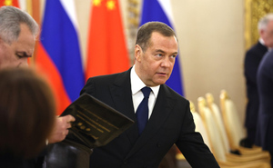 "Свиные рыла вместо лиц": Медведев цитатой Гоголя описал западных политиков