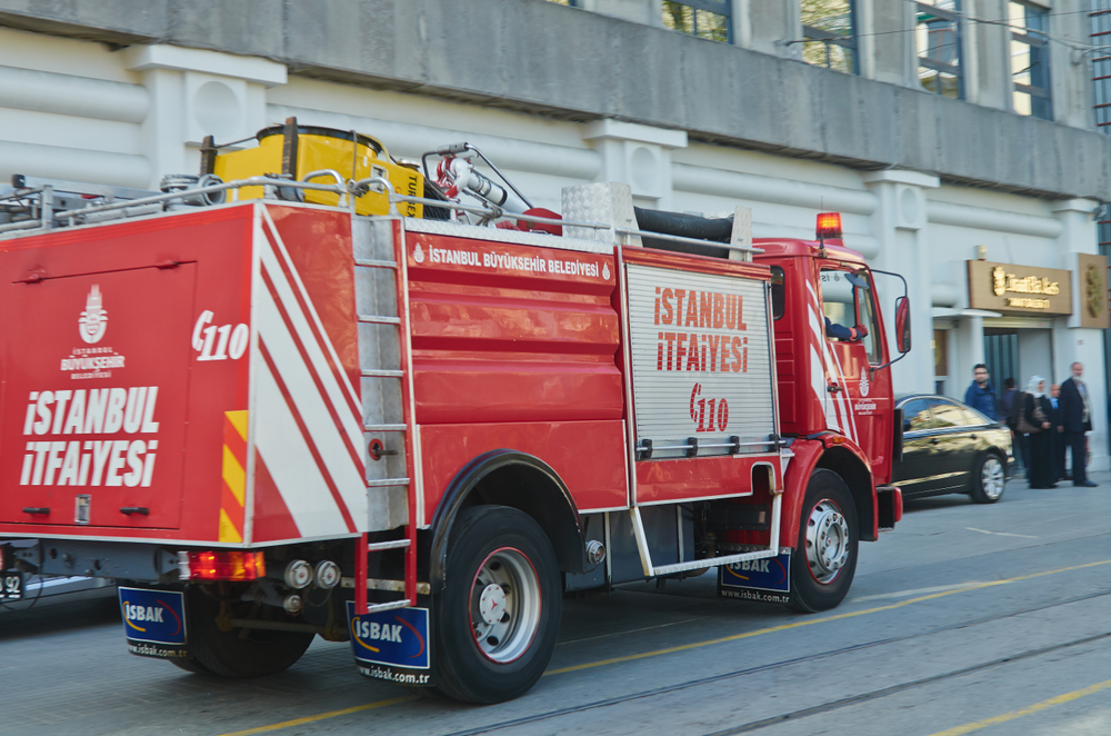 Два человека погибли в результате пожара в отеле на востоке Стамбула