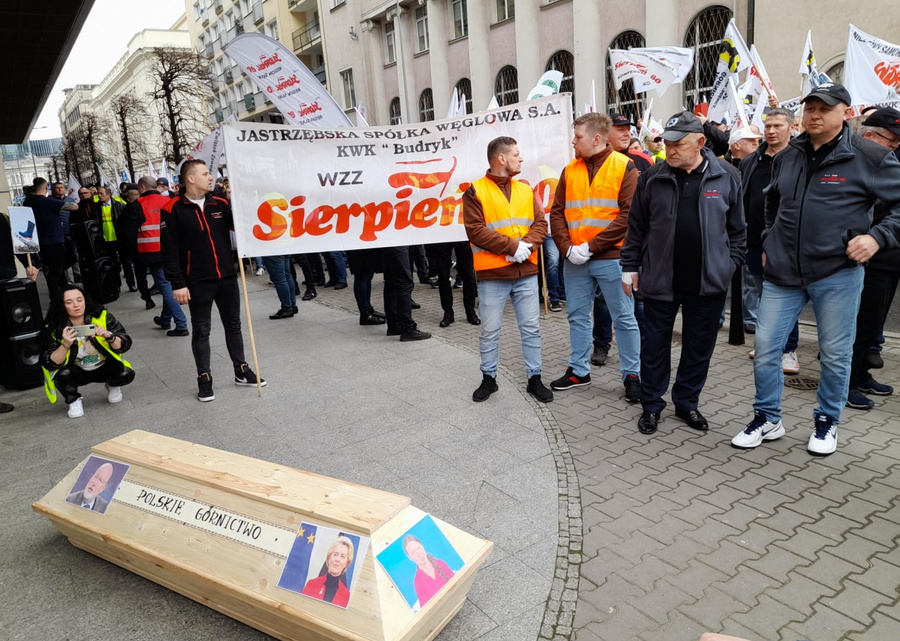 В Польше идут протесты шахтёров. Фото © Twitter / Notes from Poland