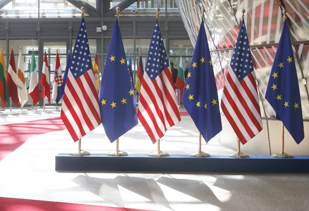 В ЕП указали на наивность Евросоюза в отношениях с США