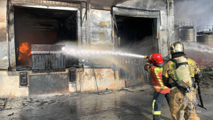 Площадь пожара в производственном комплексе на Урале достигла четырёх тысяч квадратов