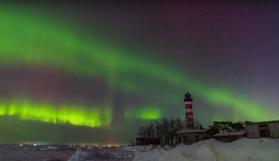 Северное сияние и вид на Шепелёвский маяк на берегу Финского залива. Кадр из видео YouTube / Юджин