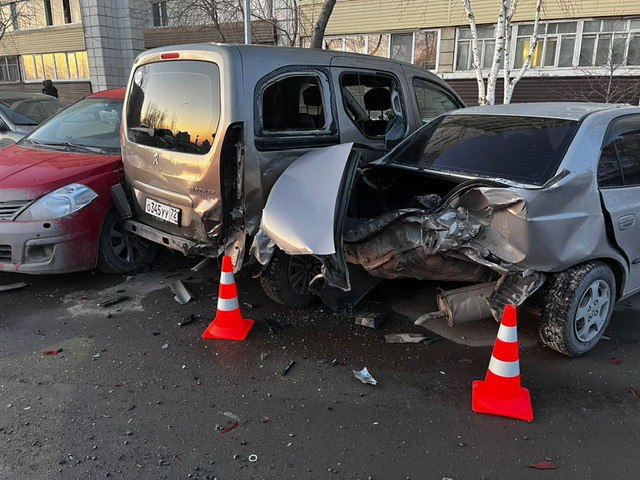 В Тюмени пьяный лихач на BMW снёс девять припаркованных автомобилей. Видео © Telegram / Тюмень № 1