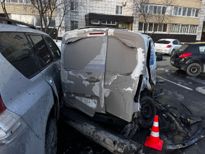 В Тюмени пьяный лихач на BMW снёс девять припаркованных автомобилей. Видео © Telegram / Тюмень № 1