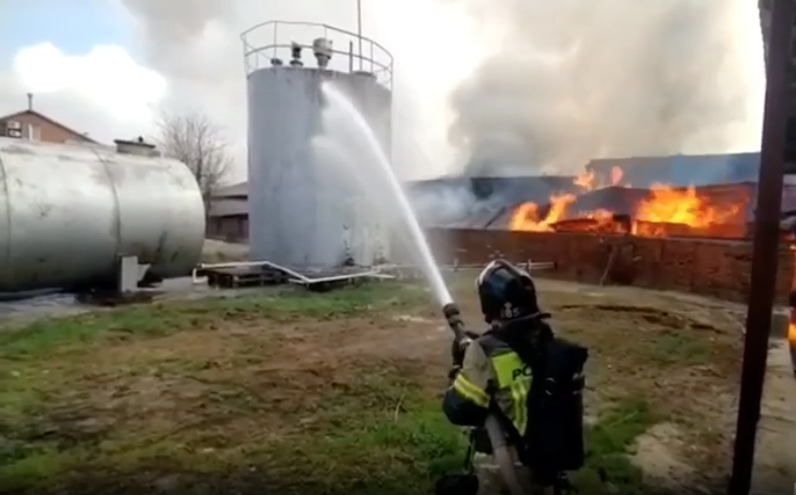 Прокуратура начала проверку по факту крупного пожара на складе в Ростовской области