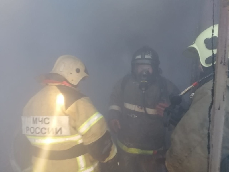 В Омске масштабный пожар охватил склад с пластиком