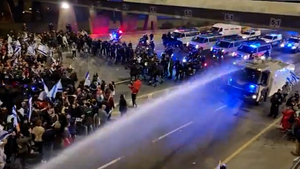 В Тель-Авиве полиция применила водомёты для разгона митингующих