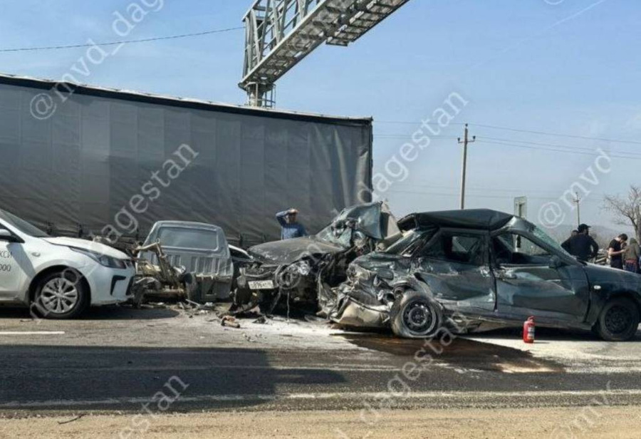 Последствия ДТП с участием шести машин и грузовика в Карабудахкентском районе Дагестана. Обложка © Telegram / МВД Дагестана