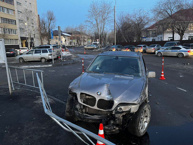 В Тюмени пьяный лихач на BMW снёс девять припаркованных автомобилей
