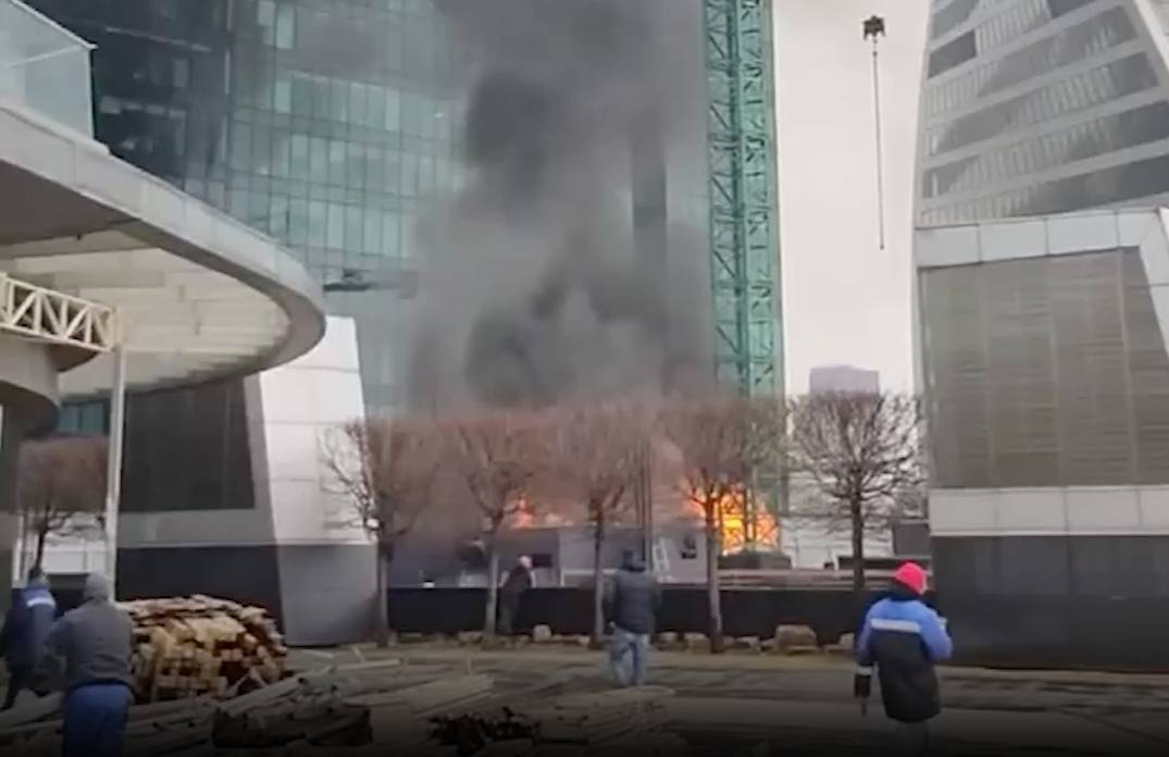 Трансформаторная будка загорелась возле Москвы-Сити