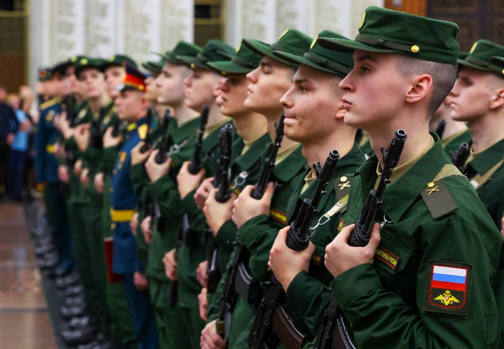 Медведев: Российская армия должна увеличиться до 1,5 млн человек