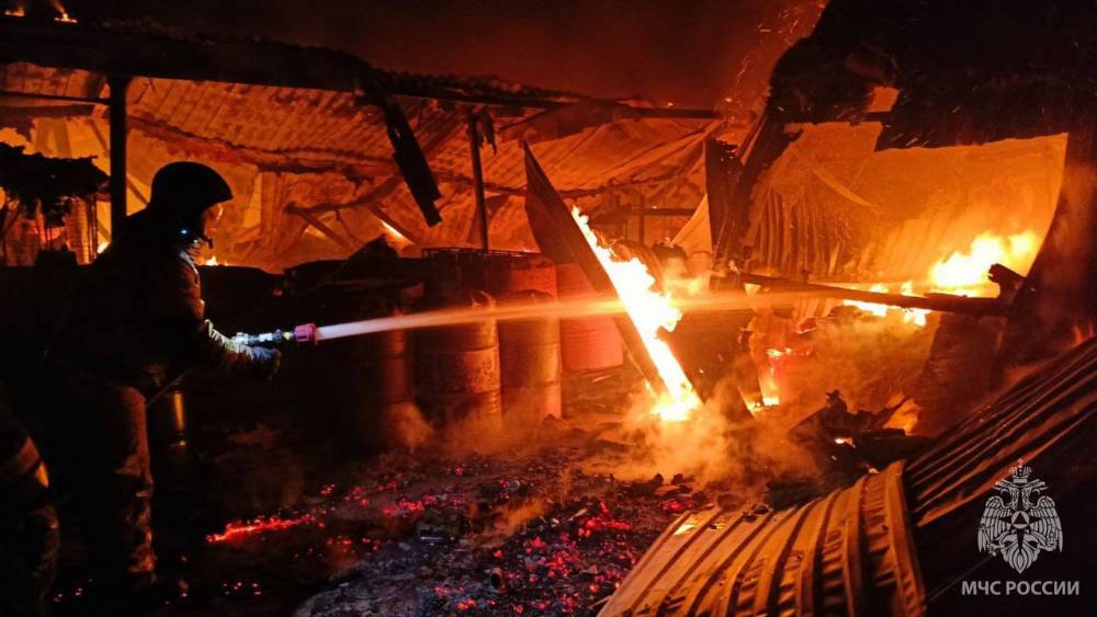 В Омске сотрудники МЧС полностью потушили пожар на складе с пластиком