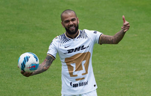 Обвиняемый в изнасиловании Алвес меняет в тюрьме автографы на сигареты