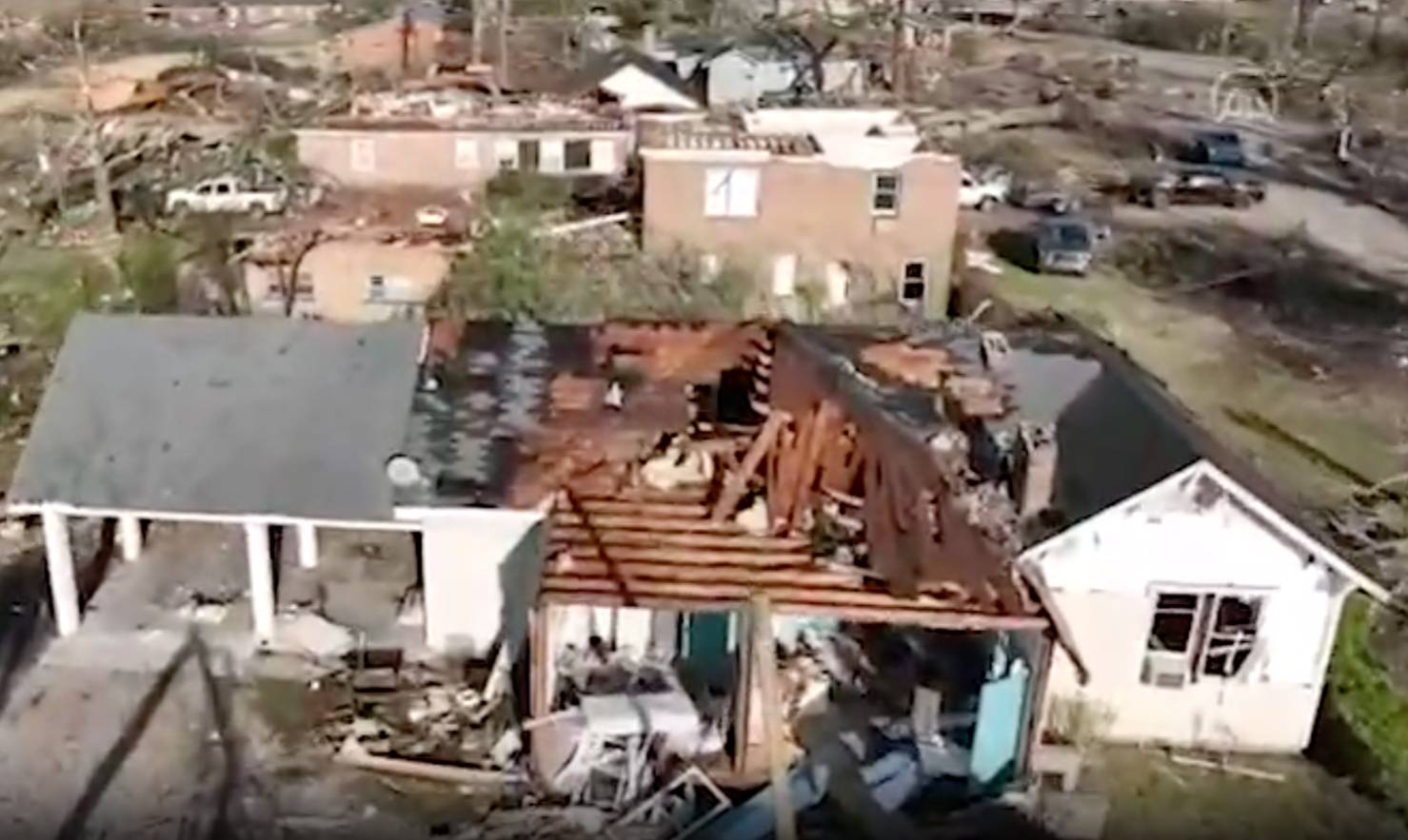 Мощный торнадо оставил без света свыше 40 тысяч домов в трёх американских штатах