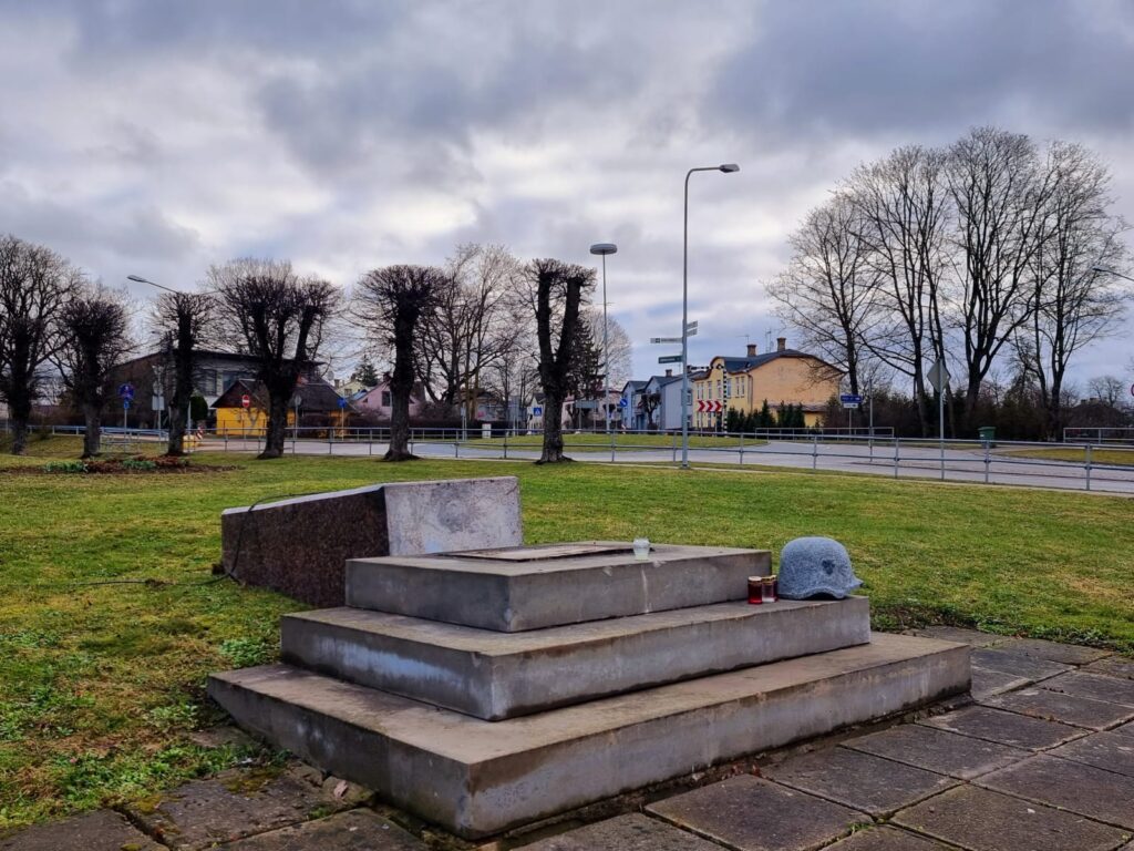 В латвийской Бауске разрушили памятник легионерам СС