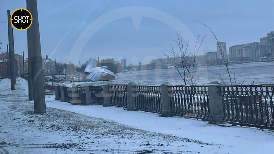 Плавучий ресторан "Серебряный кит" тонет в Петербурге. Обложка © SHOT