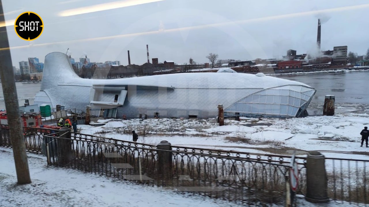 Плавучий ресторан "Серебряный кит" тонет в Петербурге. Фото © SHOT