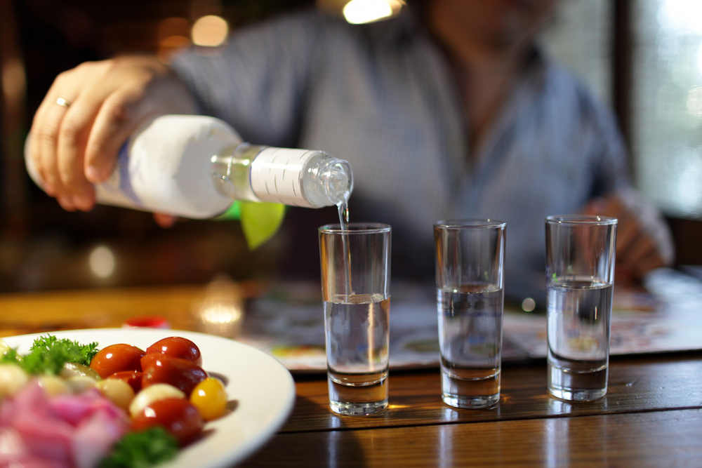 Старикам нельзя пить много алкоголя. Фото © Shutterstock
