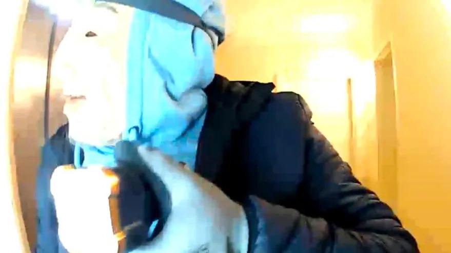 Злоумышленник попал на камеру наблюдения. Фото © Twitter / Deutschland_BRD