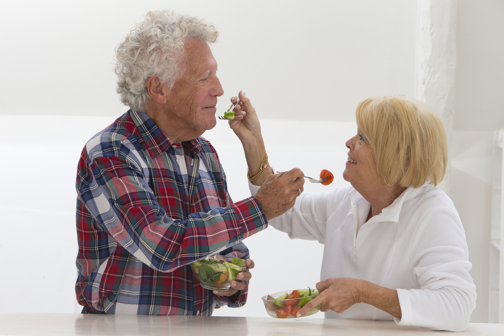 Пожилым людям необходимо правильно и сбалансированно питаться. Фото © Shutterstock