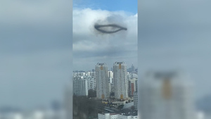 Загадочное чёрное кольцо из дыма сняли в небе над Москвой