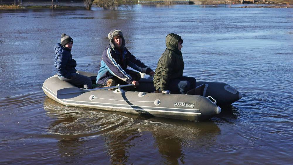 На реке Лама в Подмосковье перевернулась надувная лодка с тремя людьми