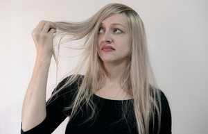 Трихолог объяснила, почему весной усиливается выпадение волос