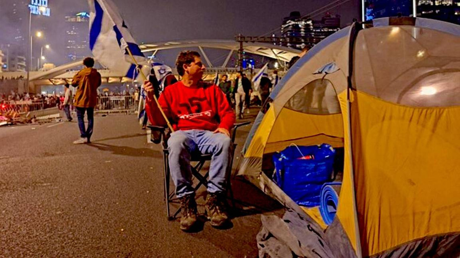 Демонстранты расставляли палатки на шоссе Аялон на востоке Тель-Авива. Фото © Twitter / NTarnopolsky