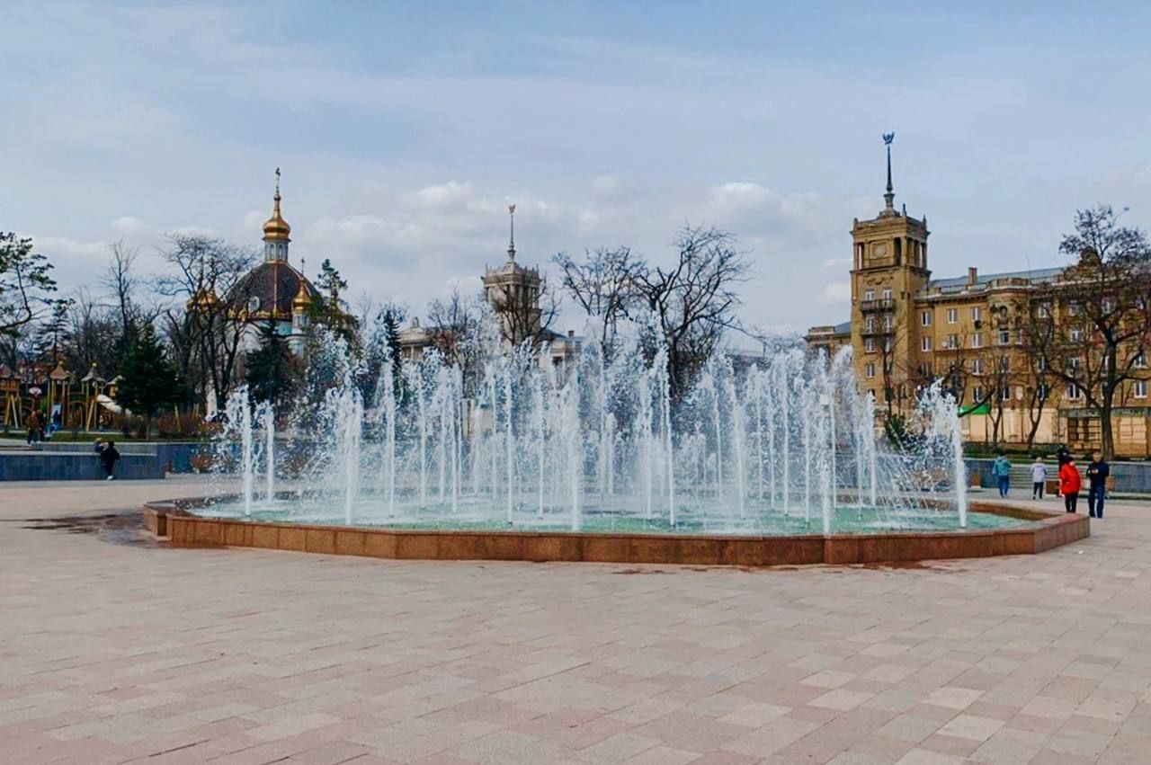 В Мариуполе ко Дню города запустили светомузыкальный фонтан, обновлённый в Петербурге