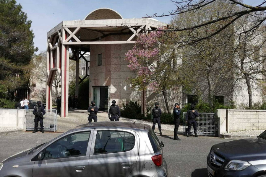 Силовики у мусульманского религиозного центра в Лиссабоне, на который было совершено нападение. Обложка © Jornal de Noticias