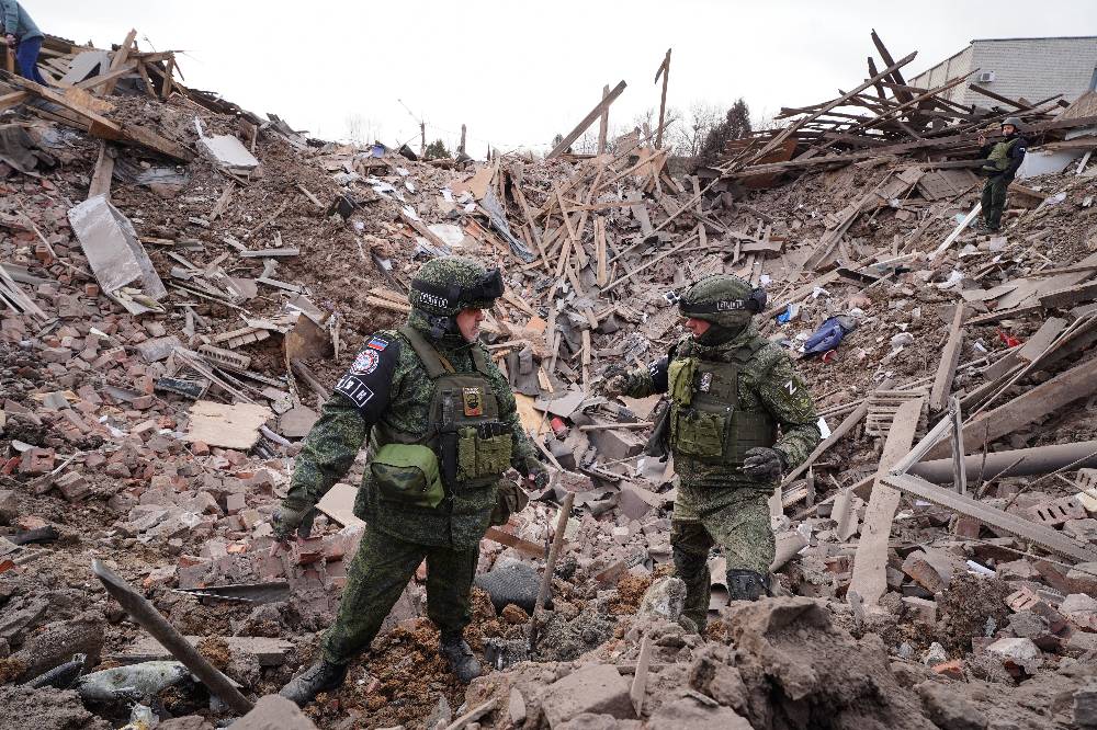 В Донецке под завалами дома, обстрелянного ВСУ, нашли двоих погибших