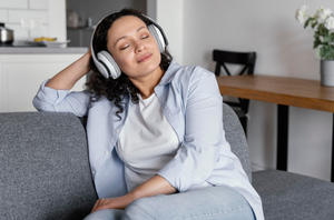 Прослушивание любимых песен помогает быстрее выздороветь, заявила врач