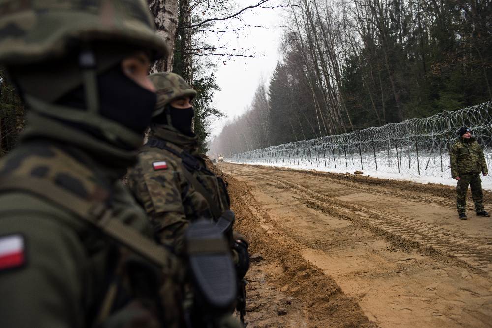 Польские пограничники заявили, что их забросали камнями и палками со стороны Белоруссии
