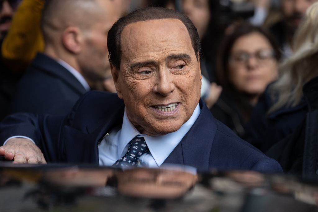 Берлускони госпитализировали в Милане из-за жалоб на внезапные боли