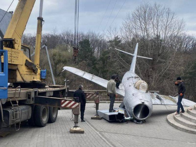 В Киеве демонтировали памятник советскому истребителю МиГ-19