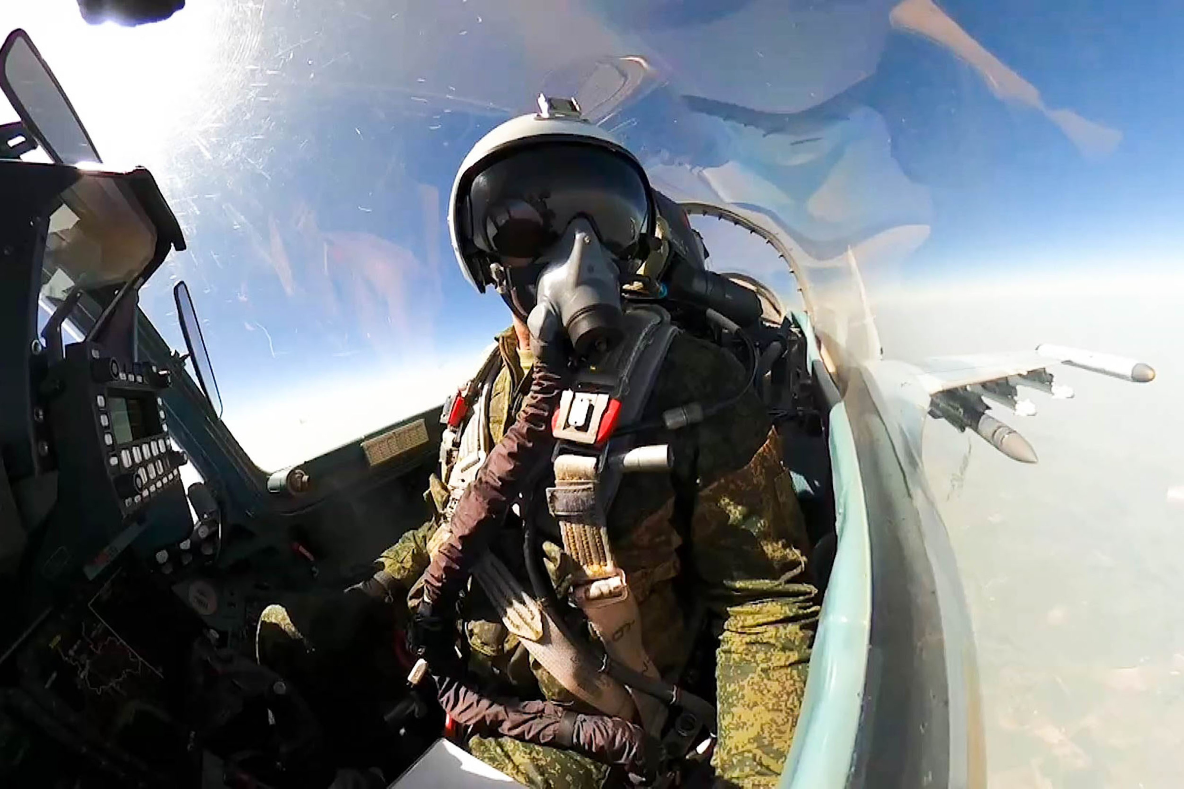 Пилот истребителя Су-35. Фото © ТАСС / Пресс-служба Минобороны РФ
