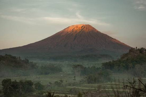 Власти Бали депортируют россиянина, снявшегося голым на фоне священного вулкана