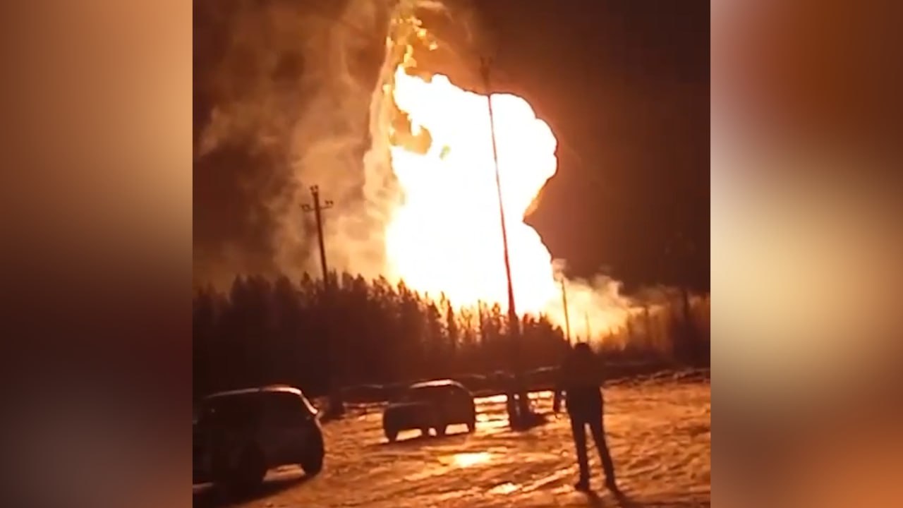 Мощный пожар вспыхнул после взрыва на газопроводе в Свердловской области