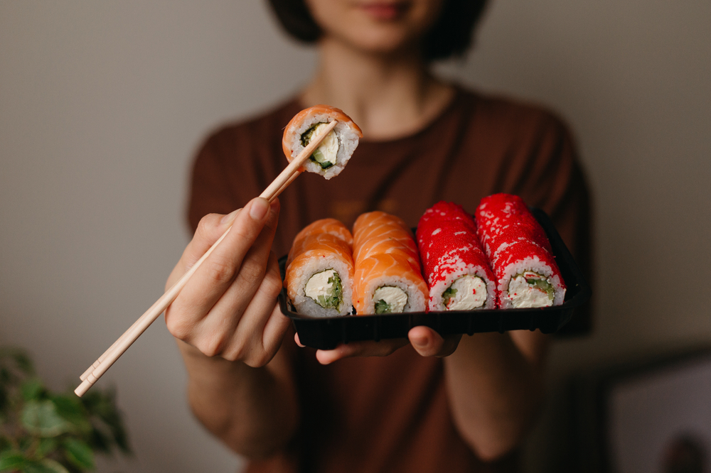 Eating sushi. Кишечная палочка суши. Люди едят роллы. Новости роллы. Опасные роллы.